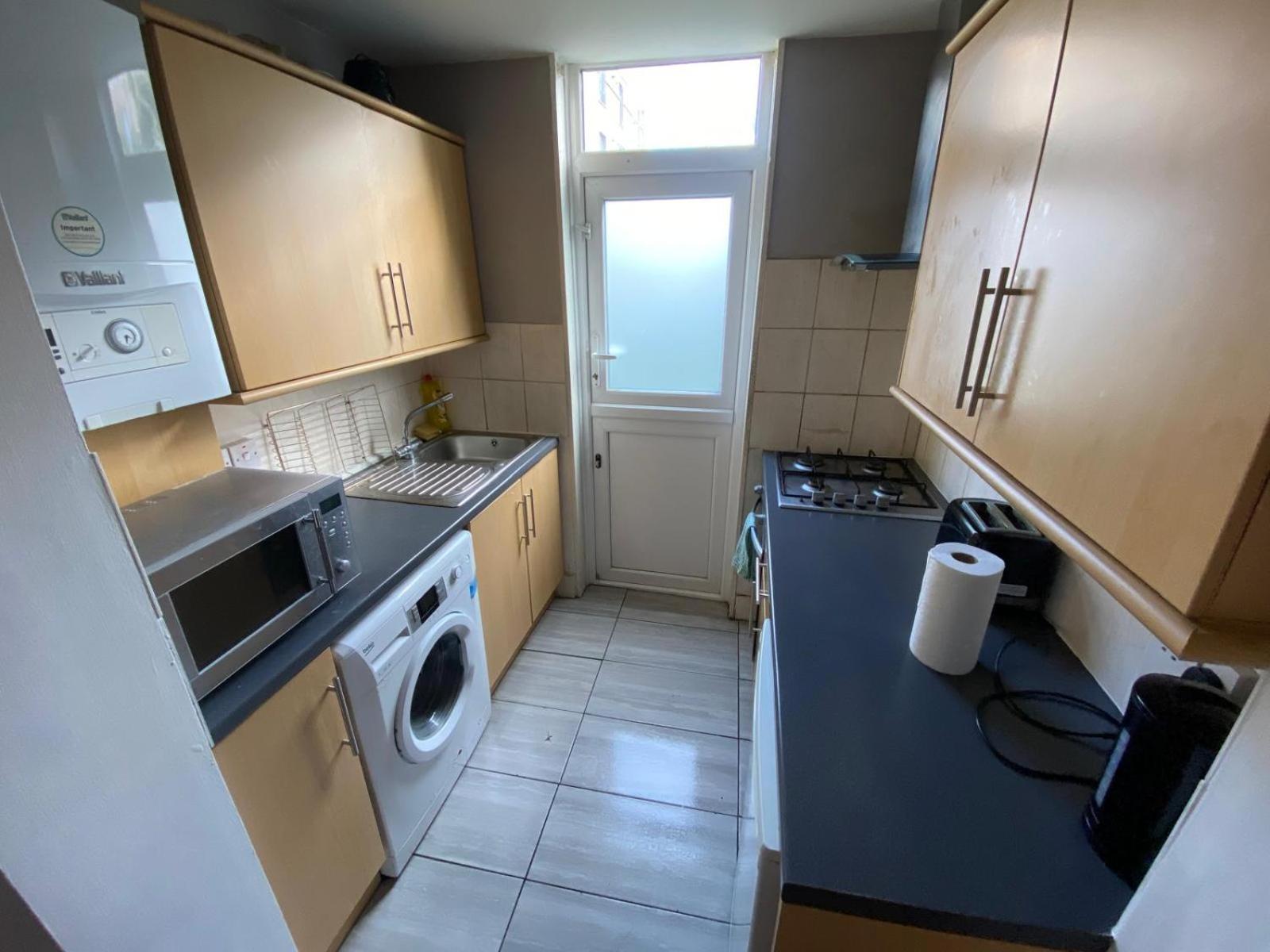 2 Bedroom Apartment, Fortescue Road Londres Extérieur photo