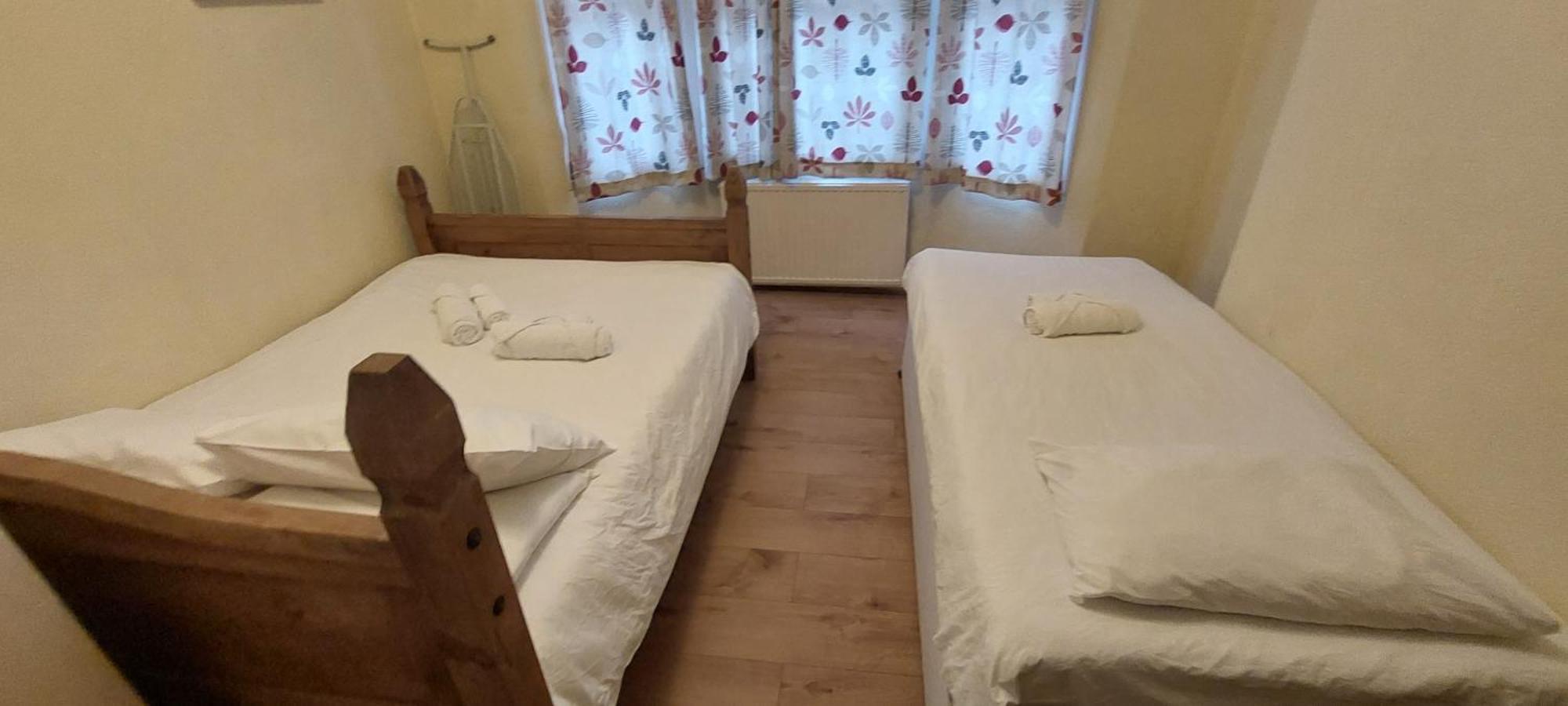 2 Bedroom Apartment, Fortescue Road Londres Extérieur photo