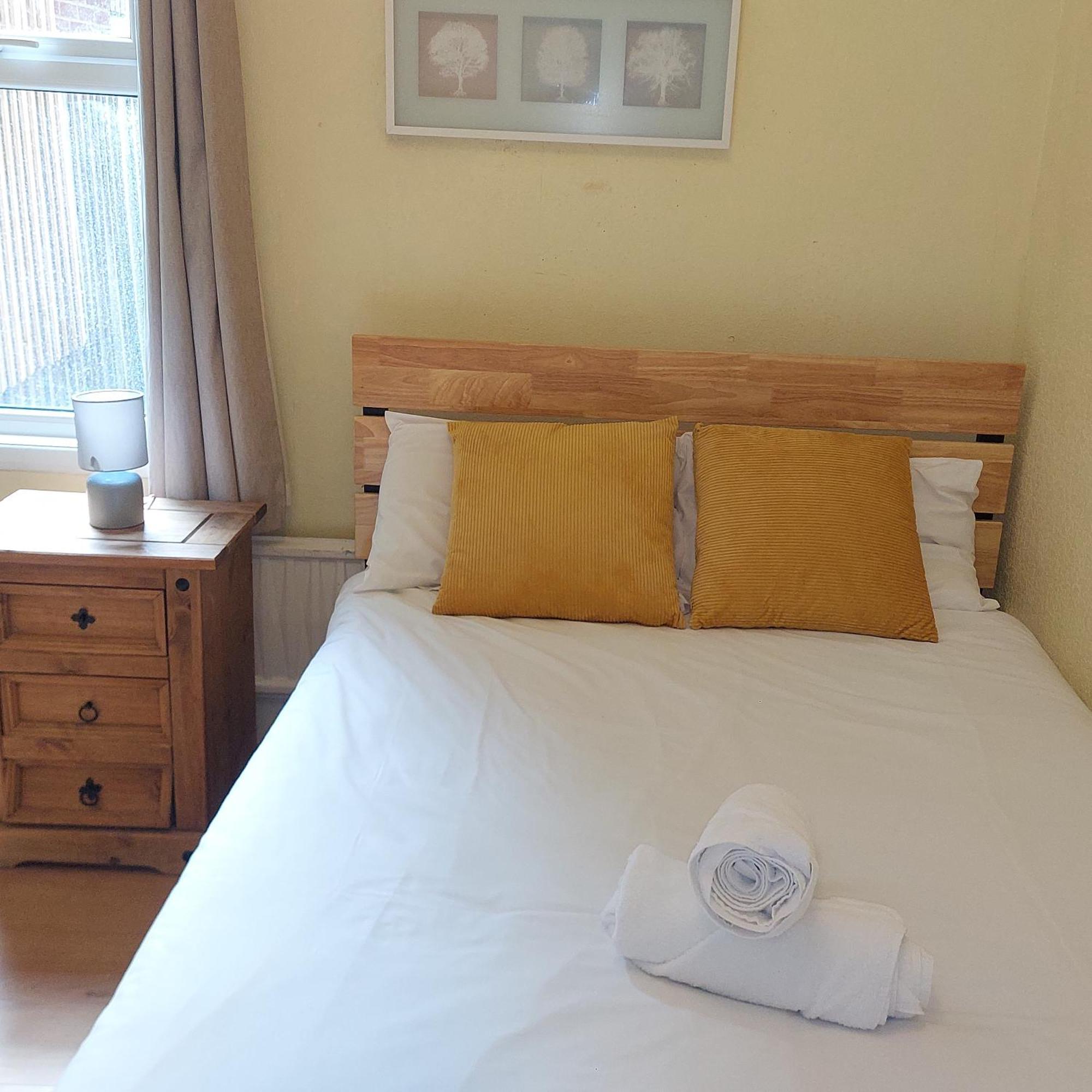 2 Bedroom Apartment, Fortescue Road Londres Extérieur photo