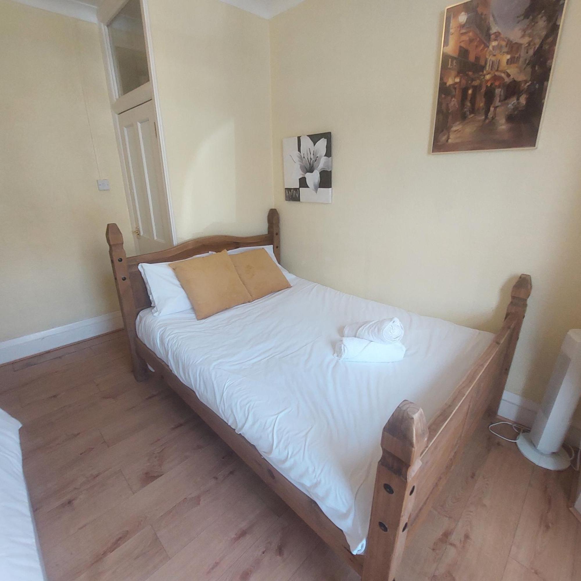 2 Bedroom Apartment, Fortescue Road Londres Extérieur photo