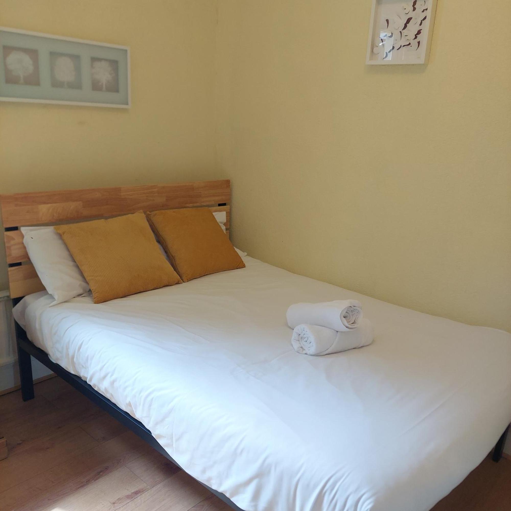 2 Bedroom Apartment, Fortescue Road Londres Extérieur photo