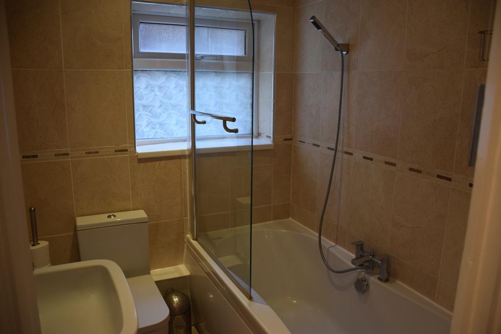 2 Bedroom Apartment, Fortescue Road Londres Extérieur photo